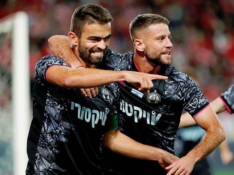 <STRONG>0:1 להפועל ב``ש!</STRONG> אולאד-עומאר הגביה כדור קרן ומיגל ויטור הגיע, נגח למסגרת וניצל תגובה איומה של זובאס בדרך ליתרון. (אלן שיבר)