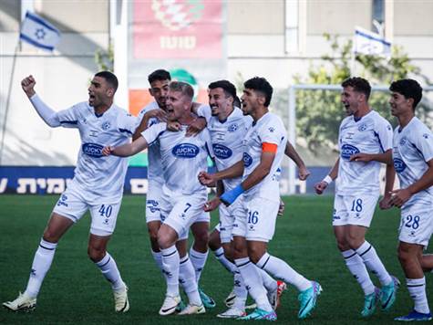 <STRONG>מכבי פתח תקווה עולה ל-0:1 על הפועל פתח תקווה!</STRONG> לוקה שטור בבעיטה חזרה ומדויקת מחוץ לרחבה, קוז`וך מוביל