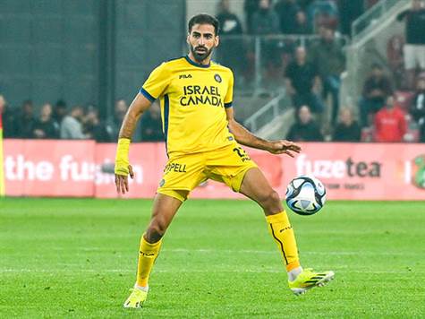 מכבי ת``א, עם כל הכוח, רוצה להציל לעצמה את המשחק הזה (צילום: ברני ארדוב)