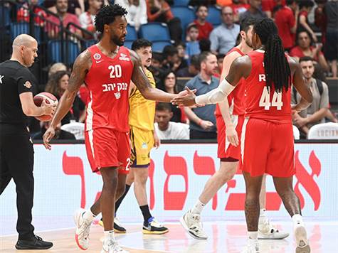 צפו בחסימה המרשימה של ג'סטין סמית, ובשלשה של ליוואי רנדולף שהגיעה מיד אחר כך