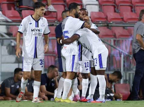 בישול ענק של קליי, שעבר שני שומרים שהיו צמודים אליו בדרך לרוחב, אותו המיר אדניי לשני. הצגה של האורחים (מאור אלקסלסי)