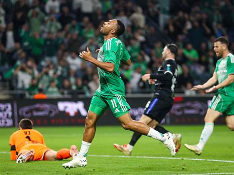 לחץ גדול עכשיו במכבי חיפה: לא רק במובן הפיזי, שבו הירוקים עושים הכל כדי להשוות; גם ברמה הנפשית. המארחת מאוד לחוצה עם כל נגיעה בכדור, ומחפשת את מגע הקסם (צילום: קובי אליהו)