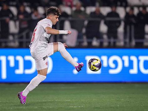 איזה מהלך של לויזו! שחקנה של הפועל תל אביב עבר חצי משחקני סכנין, לפני ששלח בעיטה מסוכנת למסגרת, אותה עצר אבו ניל. עוד הדיפה ענקית של השוער (מאור אלקסלסי)