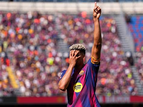 <strong>0:1 לברצלונה! </strong>קרן של קאנסלו מצאה את אראוחו, והבלם ניצל יציאה רעה של בטאז'ה כדי לקבוע יתרון.&nbsp;&nbsp;(Photo by Alex Caparros/Getty Images)