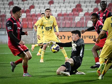 גליקליך וההגנה שלו משאירים את ריינה בתמונה עד כה (ברני ארדוב)