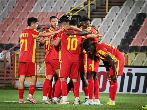 <strong>0:1 לאשדוד!</strong> אנסה השתלט על כדור ברחבת נתניה, מסר למנדי והמגן כדרר ומסר רוחב לקימווידי, והוא מצידו לא התקשה לקבוע יתרון מול ההגנה הרעועה. (אלן שיבר)