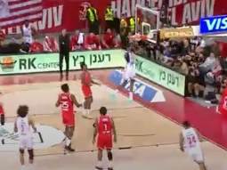 <strong>ובצד השני, דאנק אדיר של דונטה הול!</strong>