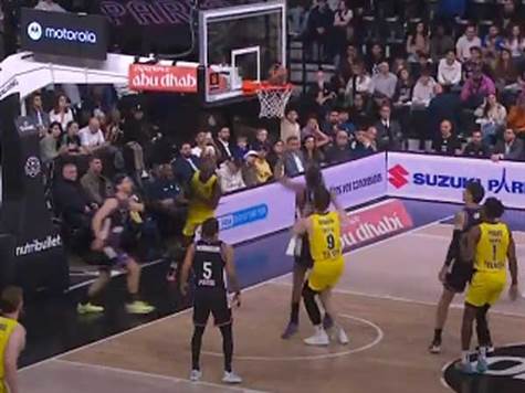 <p>מכבי ספגה כבר 19 נקודות ב-4 דקות. פריז מובילה 12:19</p><p><br /><strong>צפו במהלך היפה של קלארק, ובסל מיד בצד השני >></strong></p>