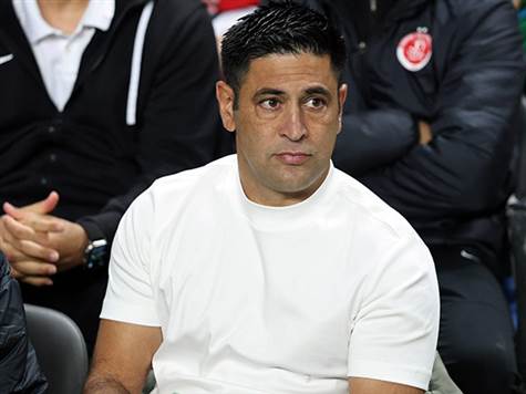 אליניב ברדה לא יכול להיות מרוצה מהמשחק של הקבוצה שלו (צילום: אלן שיבר)