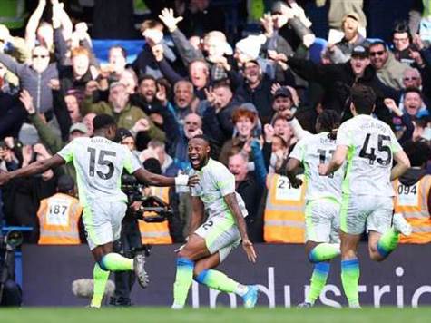 הנה השני. הבלם הכפיל בשער מקרוב. איזו התרסקות של הבלוז (GETTY)