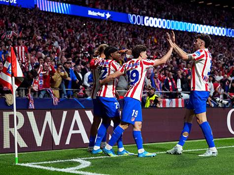 <strong>סיום מחצית ראשונה בקצב גבוה במטרופוליטנו. ברצלונה מובילה 1:2, אך אתלטיקו עם 2:3 בסיכום המשחקים. מי תחייך בסיום?</strong><strong> (Angel Martinez/Getty Images)</strong>