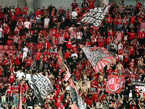 אווירה נהדרת בטרנר, שהיום כמעט מלא - כולל אוהדי הפועל פ``ת שהדרימו לבירת הנגב (צילום: אלן שיבר)