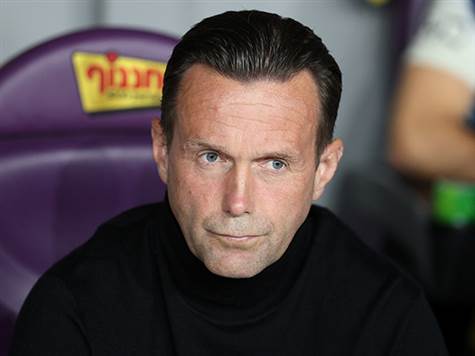 הבלם הוחלף על ידי יחזקאל, דיילה ניצל את הפעימה כדי לעשות שינוי בכנף