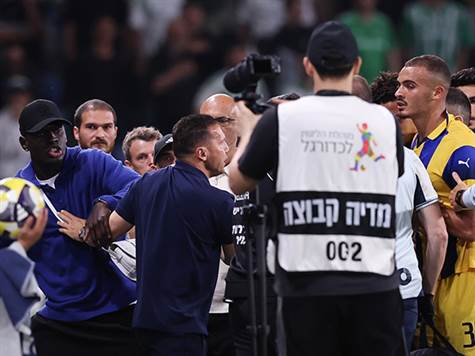 מהומה בירידה להפסקה, לאחר שחזיזה דיבר עם אבו פרחי, כשלאחר מכן החלוץ דחף את שחקנה של מכבי חיפה, מה שגרר עימותים על הדשא בירידה להפסקה (מאור אלקסלסי)