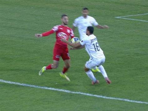 <strong>איזו דרמה בפתיחה.</strong> אחמד סלמן ניסה להשתלט ברחבה והכדור פגע בידו של מאור ישילרמק. השופט אוהד אסולין נקרא למערכת ה-VAR, אך החליט שלא לשרוק לפנדל לזכות סכנין