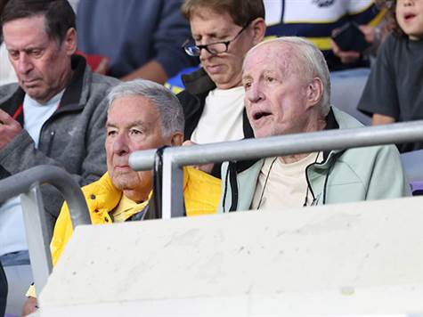 יו"ר קבוצת הכדורסל של מכבי ת"א, שמעון מזרחי, צופה במשחק מהיציע. (אלן שיבר)