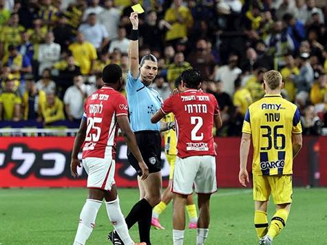 המגן החליק וביצע עבירה על וארלה והוצהב. (אלן שיבר)