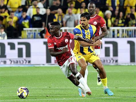 קנגווה בעט חזק מרחוק, אך מליקה הציל את קבוצתו (אלן שיבר)