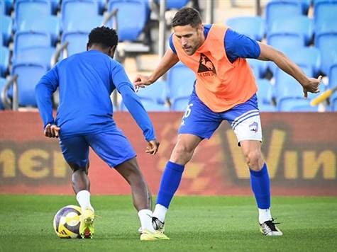 שחקני קריית שמונה בחימום (קרדיט: ברני ארדוב)