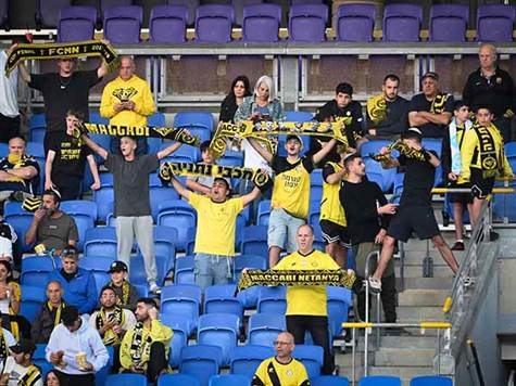 אוהדי נתניה (קרדיט: בני ארדוב)