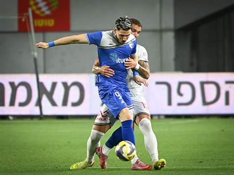אוגריסה ראה את ג'ראפי מחוץ לשער וניסה בעיטה מכחצי מגרש, אבל הכדור נחת הרחק מהמסגרת. (ברני ארדוב)