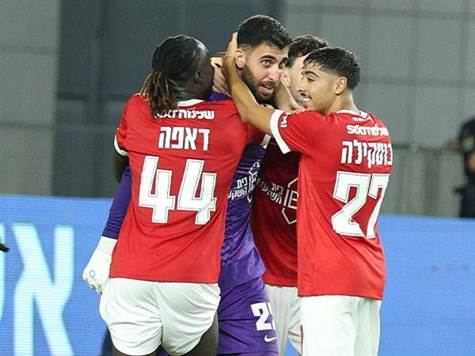 <p>כזכור, הפועל ת``א עלתה לחצי הגמר לאחר ניצחון בפנדלים מול בית``ר ירושלים במשחק האירופאיות, כאשר הערב היא צפויה לעלות בהרכב משני בשל המשחק השבוע מול אטאלנטה במסגרת פלייאוף הקונפרנס.</p><p>צפו בתקציר הניצחון של האדומים על בית``ר>></p>