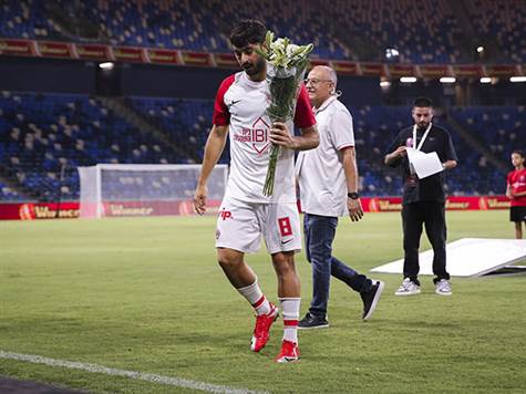 לפני פתיחת המשחק: הפועל חיפה ערכה טקס לכבוד שחקנה לשעבר, יונתן פרבר, שעבר להפועל תל אביב (צילום: מאור אלקסלסי)