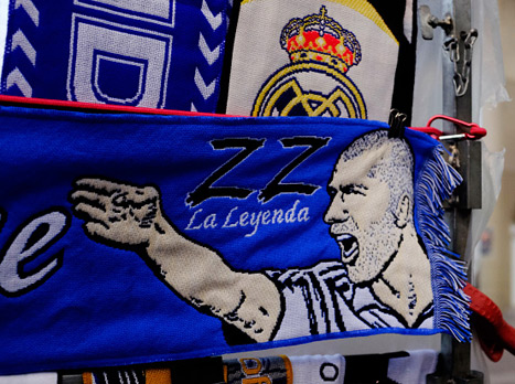 החגיגה מחוץ לברנבאו בעיצומה, צעיפים עם דמותו של כוכב העבר והמאמן בהווה כבר בדוכנים