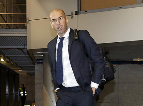 לכבוד הבכורה של זידאן אנחנו גאים להציג את.... (תופים) חידון הטריוויה של זידאן! כל השאלות שנשאל הערב בזירה יהיו קשורות למאמן החדש של ריאל. המנצח יוכתר כמלך הזירה ע``ש זינדין זידאן