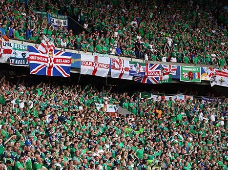 האוהדים של צפון אירלנד בטירוף ביציעים. עד כה הנבחרת שלהם לא רשמה אף איום על אלופת העולם