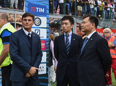 אנשי חברת ההשקעות הסינית, שהשתלטה על חלק נכבד מאינטר, הגיעה לסן סירו. סאנטי הגיע לקבל אותם