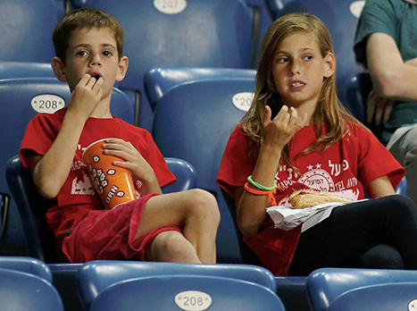 והנה דור צעיר שמקווה לימים שמחים יותר (צילום: אלן שיבר)