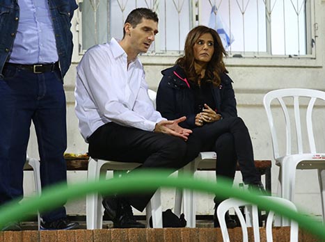 אלונה ברקת נהנית ביציע (לירון מולדובן)