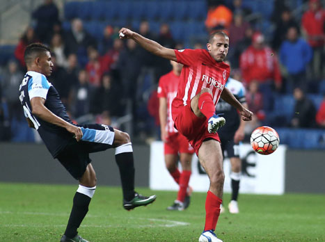 הפועל ת``א מתקרבת. ידין שלח בעיטה חזקה מ-18 מטרים ששיפשפה את הרשת מלמעלה (אלן שיבר)