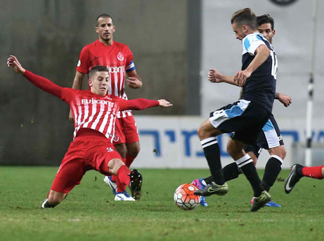 רייכרט בתנוחה אופיינית (אלן שיבר)