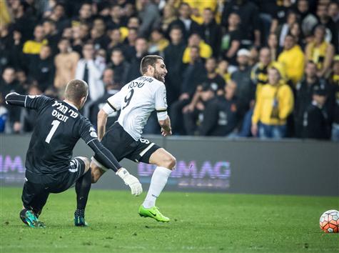 שכטר עובר את זובאס (צילום: ספי מגריזו)