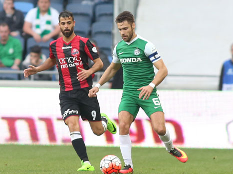 חיפה ממשיכה לתקוף, מבצע קבוצתי הסתיים בטיל של ואצק מחוץ לרחבה, אך הכדור חלף ליד הקורה (יוסי שקל)