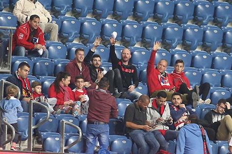 האוהדים הבודדים של הפועל חיפה שהגיעו לפ``ת צוהלים ביציע (צילום: אלן שיבר)