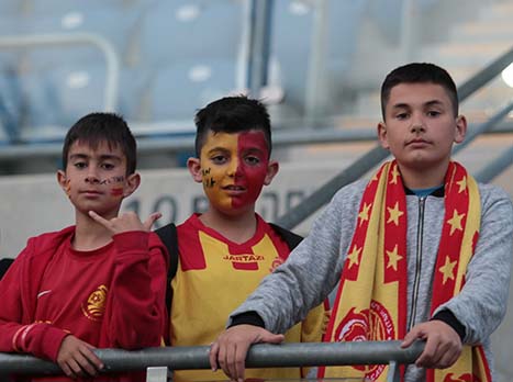 אשדוד מנגד, רוצה לעשות צעד נוסף בדרך לבריחה מהתחתית. הדרומיים נמצאים ברצף של שני הפסדים כשהאחרון ביניהם זכור וצורב במיוחד - 1:0 להפועל באר שבע משער בדקה ה-90.