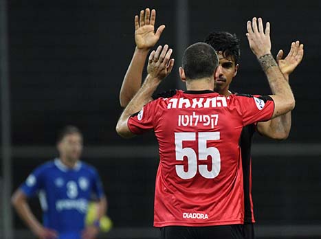 מן העבר השני תתייצב הפועל חיפה שעברה לא מעט טלטלות העונה. אחרי שירד לקווים בעקבות התפטרותו של דני גולן, ניר קלינגר ינסה לשמר את המומנטום מהניצחון החשוב בקריית שמונה בשבוע שעבר והוא יעשה זאת ללא שלומי ארבייטמן שגמר את העונה. בכרמל יודעים שניצחון ביתי הערב יבטיח באופן רשמי את ההישארות ויאפשר את תחילת ההכנות לעונה הבאה. (צילום: אנצ`ו גוש)