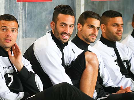 דן איינבינדר על הספסל. האם הודח מההרכב בגלל סאגת החוזה שמסתיים בקיץ? (צילום: דני מרון)