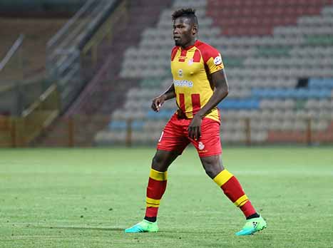 איזו בעיטה של לוסיו! החלוץ הברזילאי מקבל כדור במתפרצת ומקצת יותר מ-20 מטר מפציץ לקורה של פלטהאוזן. כמעט 0:2