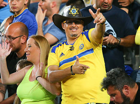 האוהדים שהגיעו מת``א נראים אופטימיים. בינתיים (צילום: דני מרון)