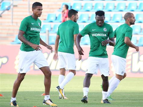 שחקני מכבי חיפה עורכים חימום אחרון בעכו (צילום: יוסי שקל)