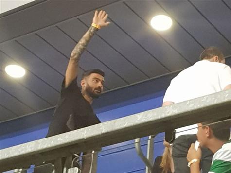 בינתיים, הקהל מחבק