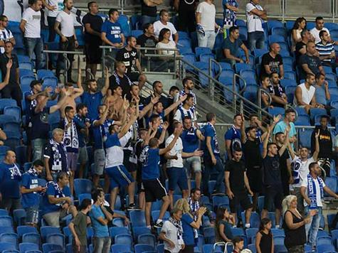 אוהדי אשקלון בטירוף! (צילום: עודד קרני)