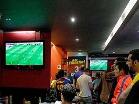 האוהדים צופים במשחק בברים השכונתיים (getty)