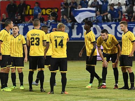 אנחנו עוד רגע נועלים רבע שעה ראשונה במשחק. עדיין אין לנו מצבים ממשיים. מי תעפיל לחצי הגמר? טקבקו!