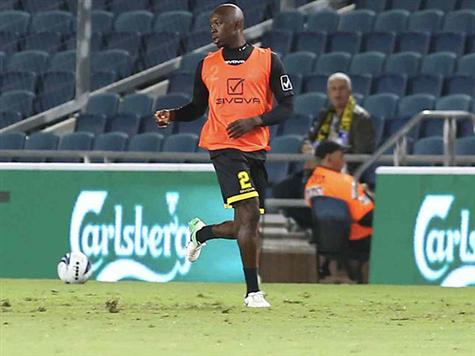 אנטואן קונטה בחימום אחרון לפני השריקה (צילום: אלן שיבר)