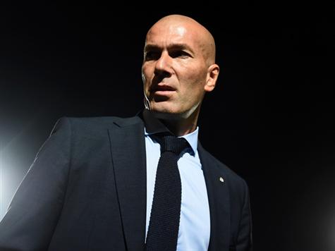הקבוצה שלו לוחצת, אך לא משיגה את השער. זידאן (getty)